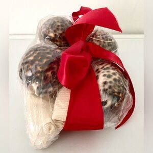 Handmade Dining Gift Set of napkins rings for 2 with 4 Tiger Cowrie Shells